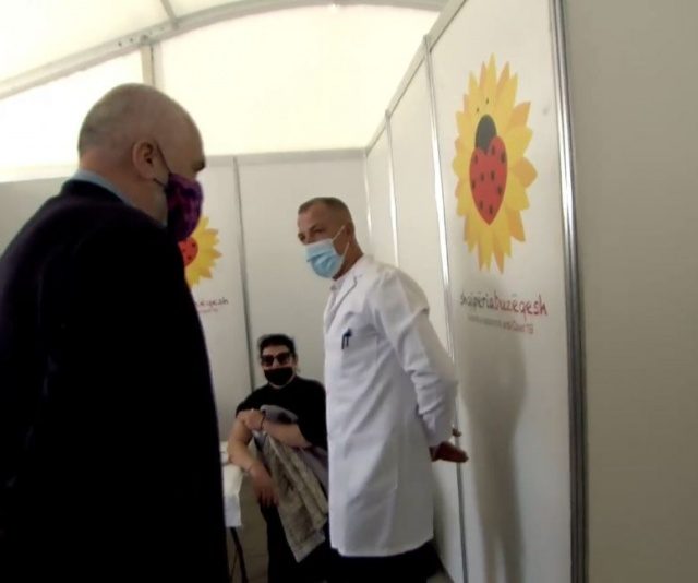 Kryeministri Edi Rama viziton qendren e vaksinimeve masive, ne Sheshin Skdënderbej, në Tiranë.