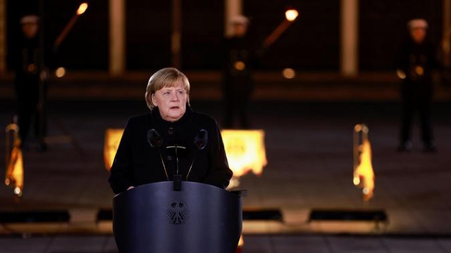 This image has an empty alt attribute; its file name is Angela-Merkel_ne-ceremonine-lamtumirese-te-ushtrise-gjermane-1.jpg