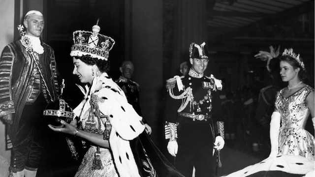 This image has an empty alt attribute; its file name is Mbreteresha-Elizabeth-II-gjate-kurorezimit-ne-vitin-1953.jpg