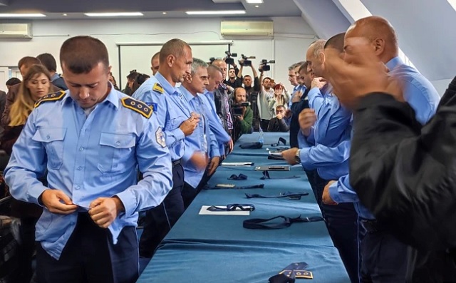 Aleksandar Filipoviq, i pari në anën e majtë të fotografisë, shihet duke hequr uniformën e Policisë së Kosovës