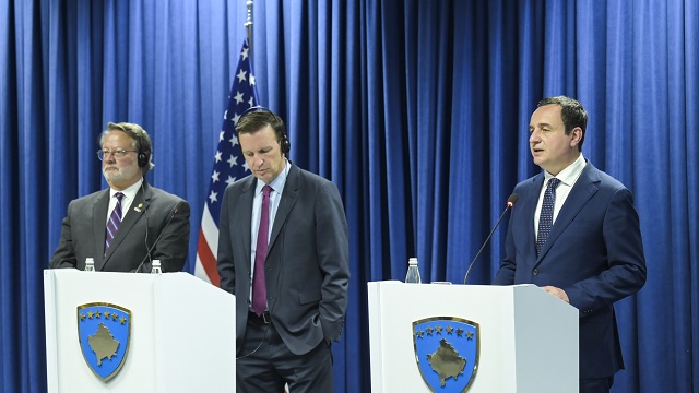 This image has an empty alt attribute; its file name is Albin-Kurti-me-senatoret-Chris-Murfphy-e-Gary-Peters-.jpg