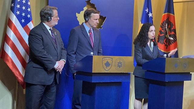 This image has an empty alt attribute; its file name is Vjosa-Osmani-me-senatoret-Chris-Murfphy-e-Gary-Peters-.jpg