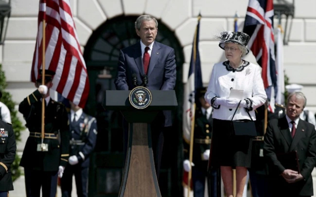 This image has an empty alt attribute; its file name is Georg-W.-Bush-dhe-Mbreteresha-Elizabeth-ne-Shtepine-e-Bardhe-7-maj-2007-640x400.png