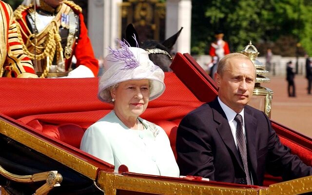 This image has an empty alt attribute; its file name is Mbreteresha-Elizabeth-II-dhe-Vladimir-Putin-duke-arrritur-ne-Pallatin-Bakingam-me-2003-640x400.jpg