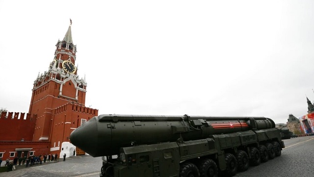 Raketë interkontinentale ruse Topol M gjatë një parade në Moskë