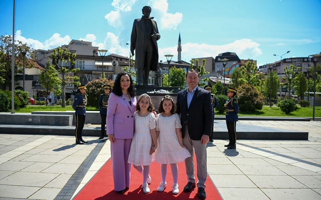 This image has an empty alt attribute; its file name is Vjosa-Osmani-me-bashkeshortin-dhe-vajzat-para-shtatores-se-Presidentit-Rugova-Prishtine.jpg