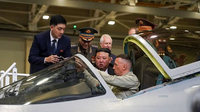 This image has an empty alt attribute; its file name is Kim-Jong-Un-gjate-inspektimit-te-nje-aeroplani-rus.jpg
