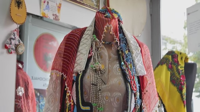 This image has an empty alt attribute; its file name is Veshje-popullore-e-grave-shqiptare-.jpg