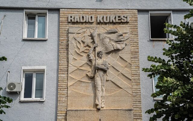 Ndërtesa e Radio Kukësit ku gjendet një muze i vogël i mbushur me letra dhe fotografi nga lufta e Kosovës 