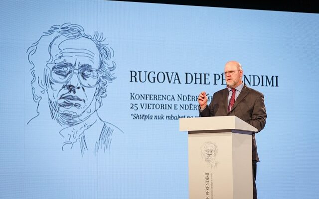 This image has an empty alt attribute; its file name is Jeffrey-Hovenier-ne-Konferencen-Nderkombetare-Rugova-dhe-Perendimi-Prishtine-1-640x400.jpg