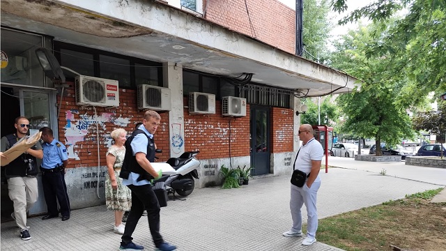 This image has an empty alt attribute; its file name is Zyrtare-policore-duke-dale-me-dokumente-prej-nderteses-se-Postes-se-Serbise-ne-Zvecan.jpg