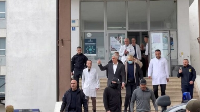 This image has an empty alt attribute; its file name is Hashim-Thaci-duke-dale-nga-spitali-Prishtine.jpg