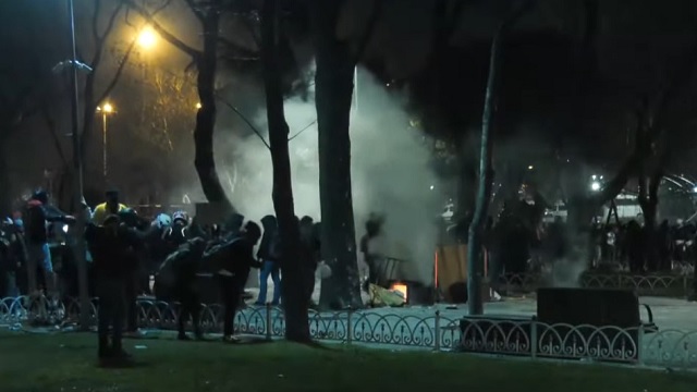 This image has an empty alt attribute; its file name is Perplasje-mes-policise-dhe-protestuesve-Stamboll.jpg