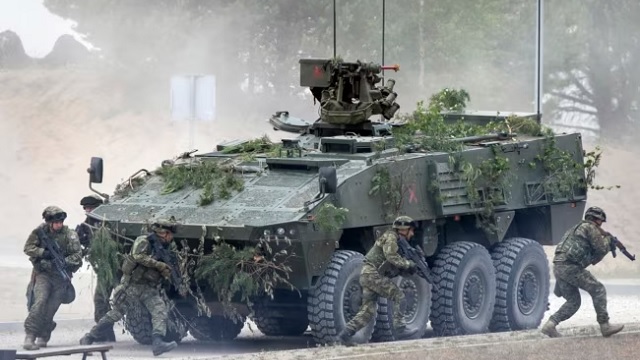 This image has an empty alt attribute; its file name is Pjesetare-kroate-te-NATO-s-gjate-nje-stervitjeje-ushtarake.jpg
