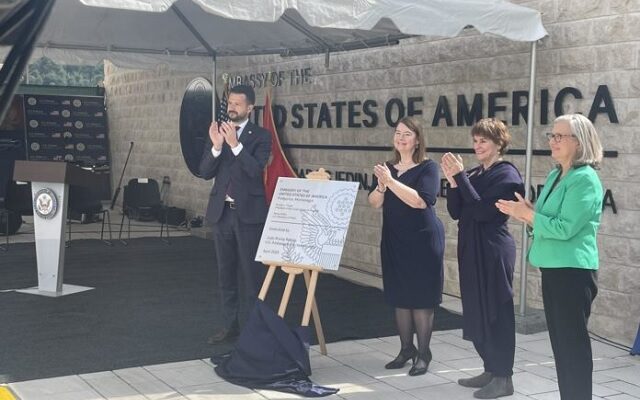 This image has an empty alt attribute; its file name is Ceremonia-e-hapjes-se-nderteses-se-re-te-Ambasades-se-SHBA-se-Podgorice-1-640x400.jpg
