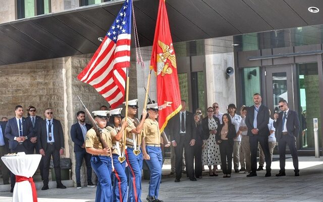 This image has an empty alt attribute; its file name is Ceremonia-e-hapjes-se-nderteses-se-re-te-Ambasades-se-SHBA-se-Podgorice-640x400.jpg