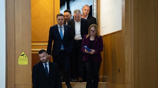 This image has an empty alt attribute; its file name is Lumir-Abdixhiku-Kujtim-Shala-dhe-Hykmete-Bajrami-ne-Kuvendin-e-Kosoves.jpg