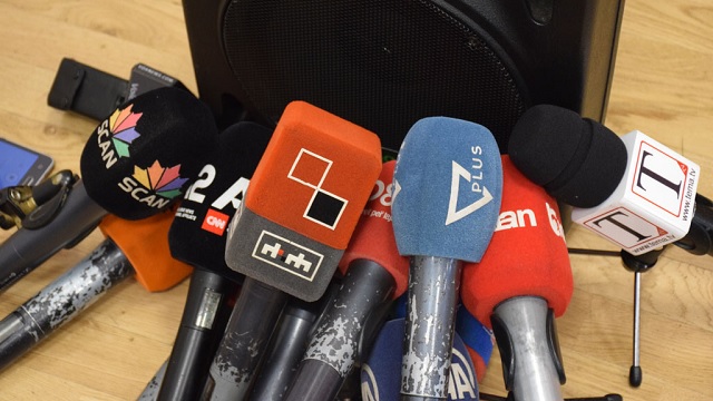 This image has an empty alt attribute; its file name is Mikrofonat-e-medieve-me-konference-per-medie-Copy.jpg