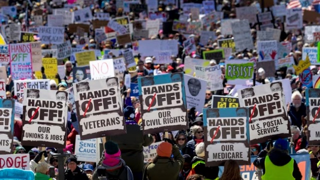 This image has an empty alt attribute; its file name is Proteste-kunder-politikave-te-Trumpit-Minesota.jpg