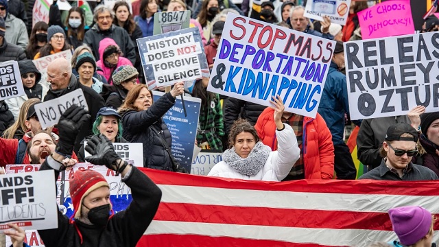 This image has an empty alt attribute; its file name is Proteste-kunder-politikave-te-Trumpit-Uashington-1.jpg
