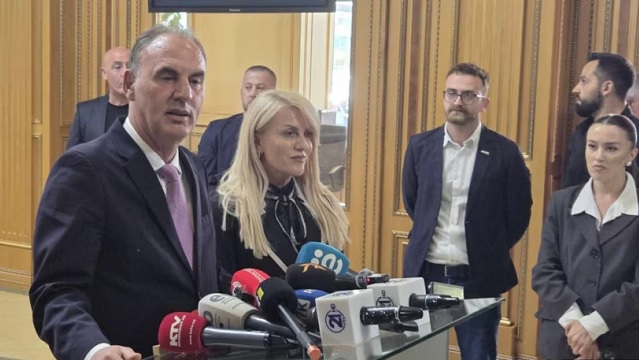 This image has an empty alt attribute; its file name is Fatmir-Limaj-ne-hollin-e-Kuvendit-te-Kosoves.jpg