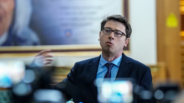 This image has an empty alt attribute; its file name is Hekuran-Murati-ne-hollin-e-Kuvendit-te-Kosoves.jpg