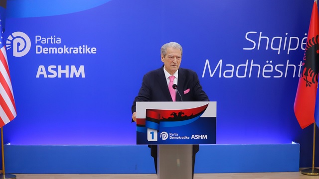 This image has an empty alt attribute; its file name is Sali-Berisha-gjate-fushates-zgjedhore.jpg