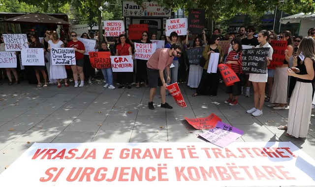 Protestë në mbrojtje të grave në Prishtinë   Vrasja e grave të trajtohet si urgjencë kombëtare 