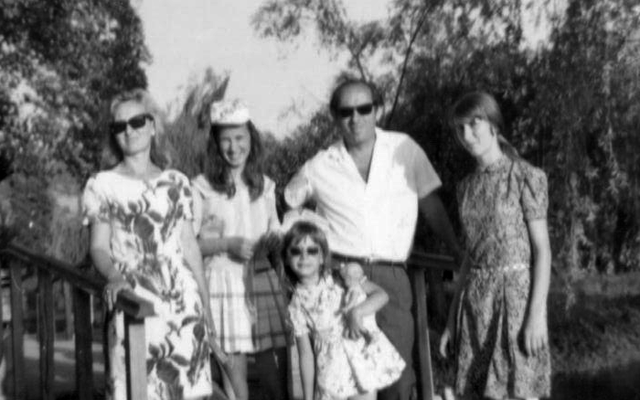 Ti je  Ajo    Kushtuar Nënës në 91 vjetorin e lindjes