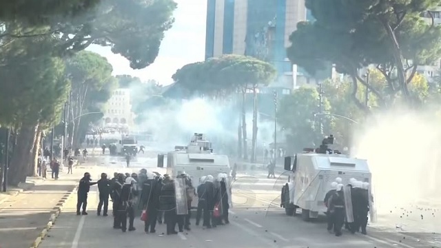 Dhunë e përplasje mes protestuesve e policisë në Tiranë