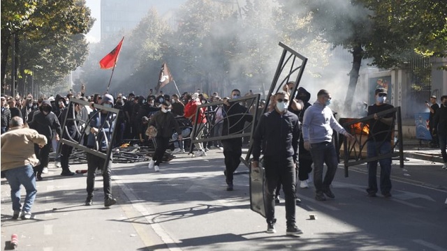 Protesta e studentëve në Tiranë merr dimensione shqetësuese  Shpërthen edhe në Durrës  Shkodër  Elbasan dhe Korçë